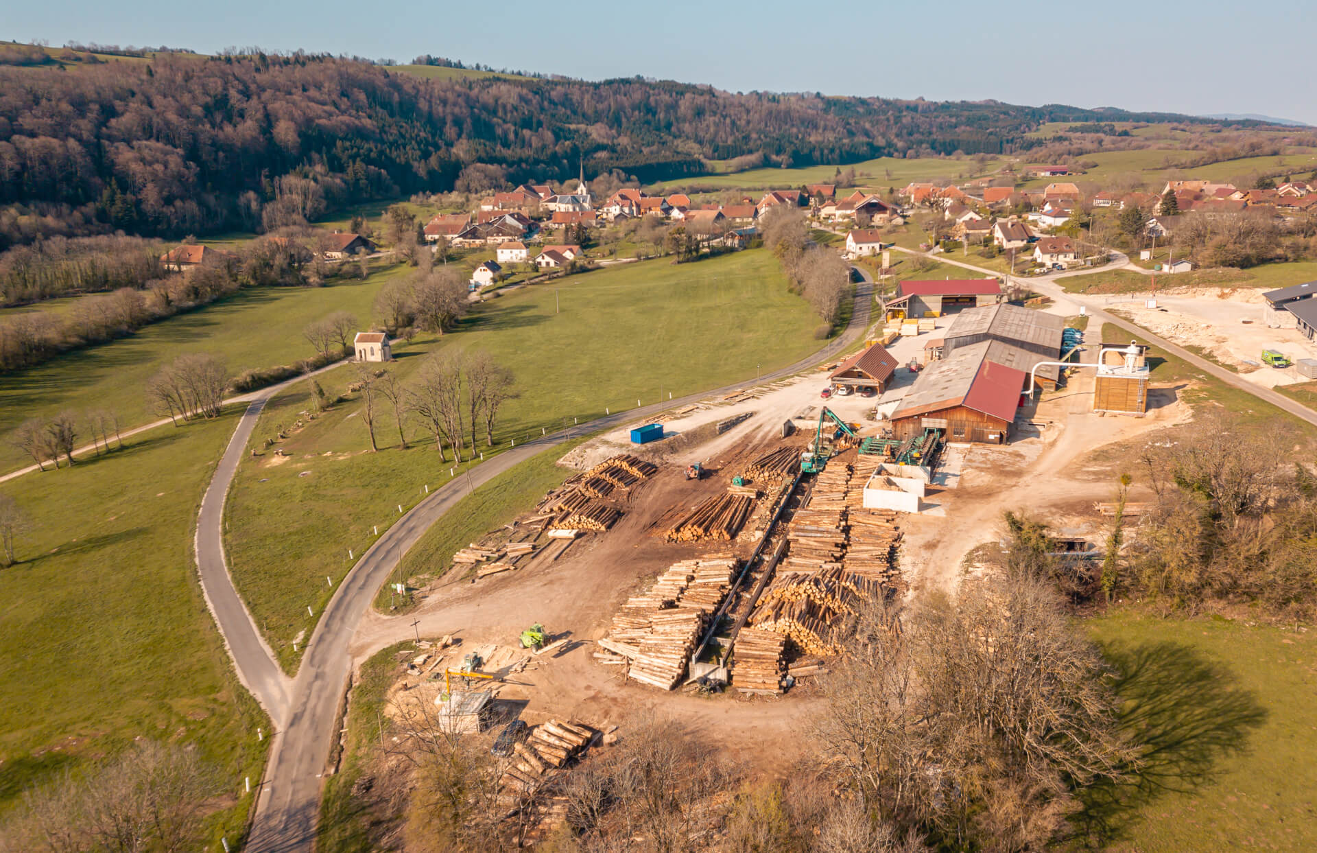 vue aérienne de la scierie et des bureaux